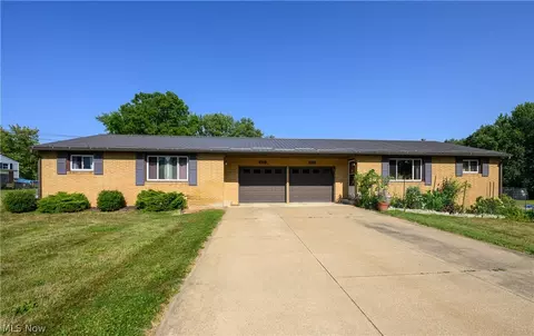 8333 8335 Willowhurst Cir NW, North Canton, OH 44720