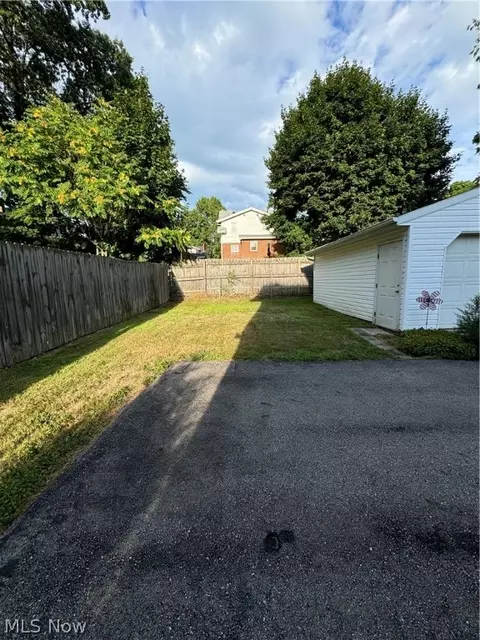 1055 N Howard St, Akron, OH 44310 photo 4