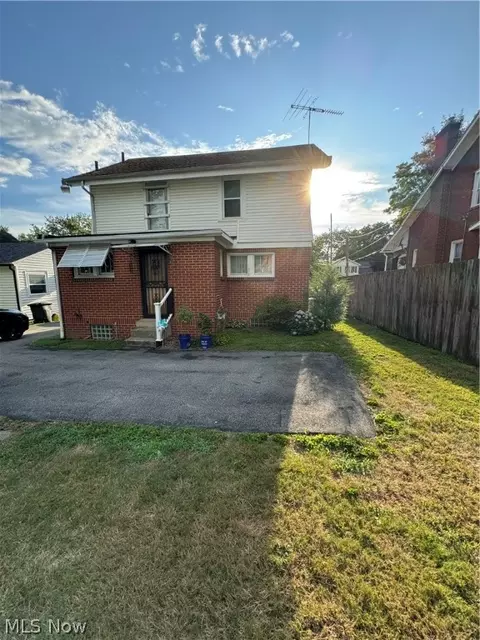 1055 N Howard St, Akron, OH 44310 photo 2