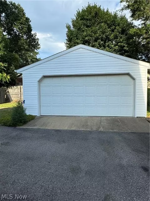 1055 N Howard St, Akron, OH 44310 photo 3