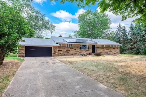 5889 Cherrywood Dr, Lorain, OH 44053