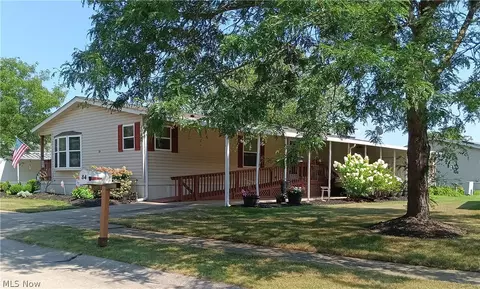 84 Periwinkle Dr, Olmsted Twp, OH 44138