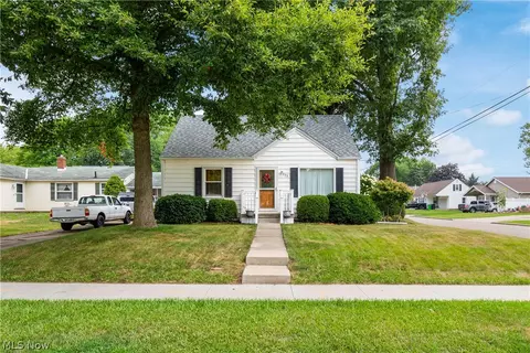 233 Maplecrest St SW, North Canton, OH 44720