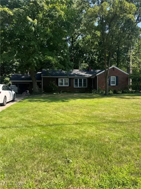 458 Sunset Dr, Amherst, OH 44001