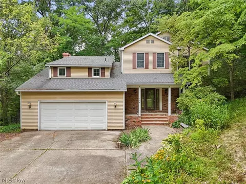 234 Monticello Dr, Chagrin Falls, OH 44022