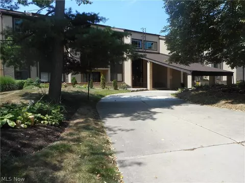 171 Court Dr #107, Fairlawn, OH 44333