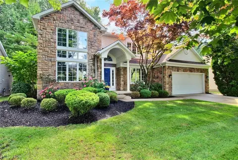 10 Wenden Ct, Bratenahl, OH 44108