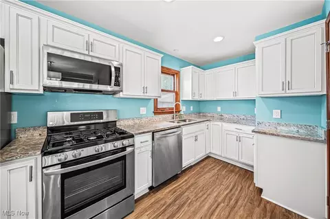 29760 Robert St, Wickliffe, OH 44092 photo 2