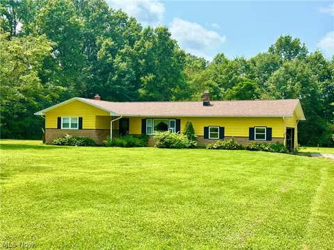 628 Bedford Rd, Lowellville, OH 44436