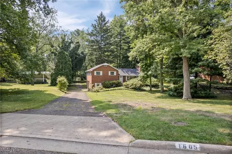 1605 Hillbrook Ave SE, North Canton, OH 44709