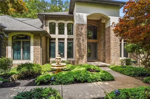 7100 Brenda Lee Dr, Walton Hills, OH 44146
