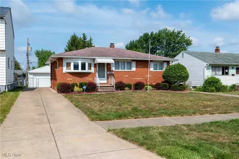 6336 Stonecrest Dr, Brook Park, OH 44142
