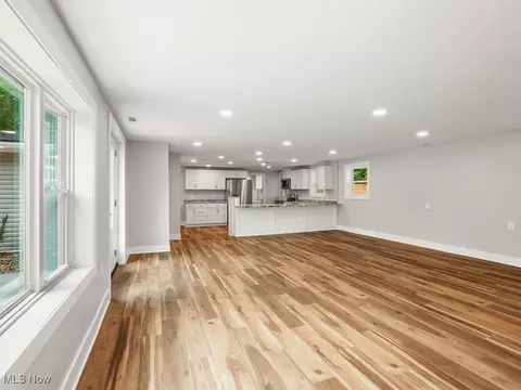 Living - 112 Thomas Dr, Conneaut, OH 44030 photo 2 of 5