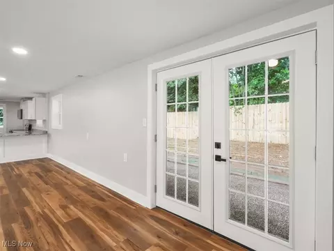 Entry Way - 112 Thomas Dr, Conneaut, OH 44030 photo 2 of 5