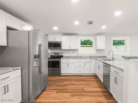Kitchen - 112 Thomas Dr, Conneaut, OH 44030 photo 2 of 7