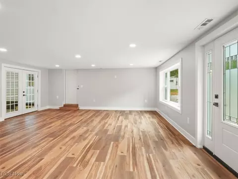 Living - 112 Thomas Dr, Conneaut, OH 44030 photo 4 of 5