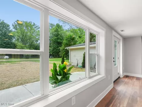 Entry Way - 112 Thomas Dr, Conneaut, OH 44030 photo 1 of 5