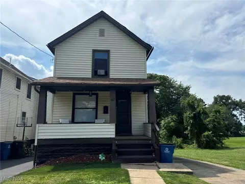 42 S Davis St, Girard, OH 44420