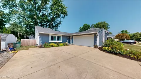 3044 Gale Rd, Willoughby, OH 44094