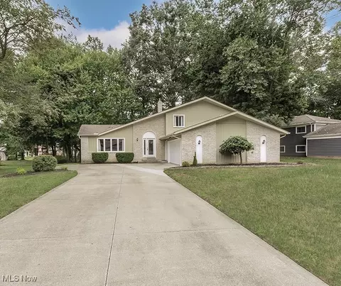 13675 Strathmore Dr, Valley View, OH 44125