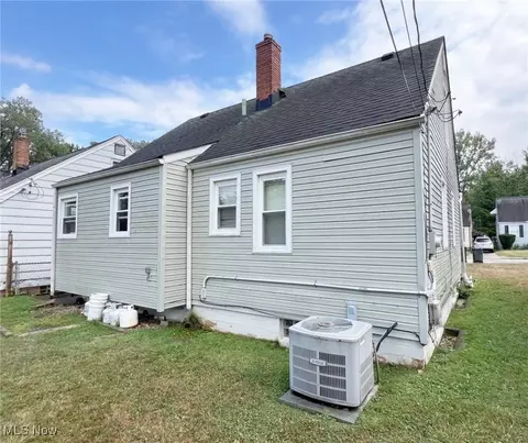 203 15th St, Elyria, OH 44035 photo 4