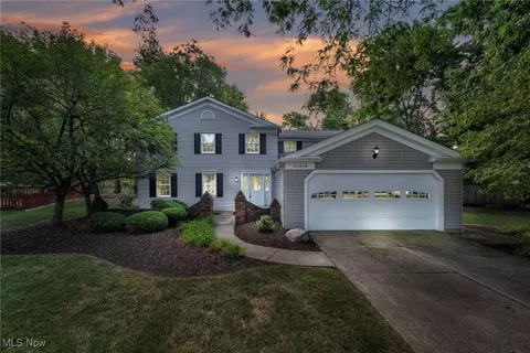 16818 Badger Den Ln, Strongsville, OH 44136