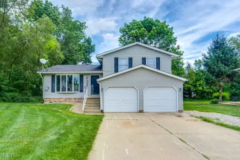 2960 Farmington Cir SW, Canton, OH 44706