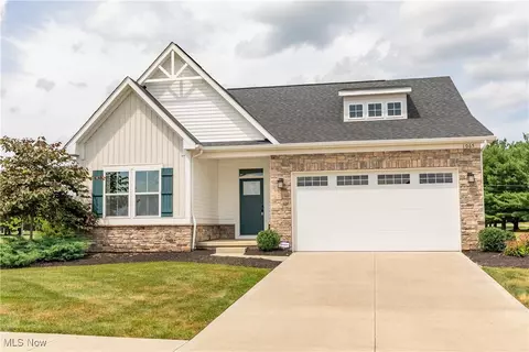 1065 Fountain View St NE, Canton, OH 44721