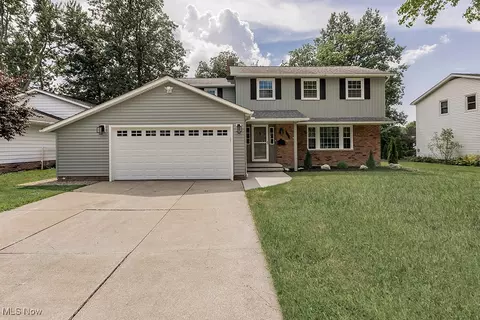 1960 Bromton Dr, Lyndhurst, OH 44124