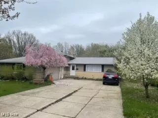 871 E 250th St, Euclid, OH 44132