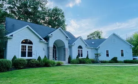 10680 Fincherie Dr, Chardon, OH 44024