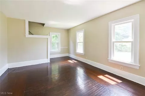 Living - 657 Thayer St, Akron, OH 44310 photo 1 of 3