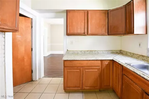Entry Way - 657 Thayer St, Akron, OH 44310 photo 1 of 1