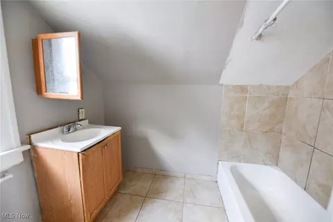 Bath - 657 Thayer St, Akron, OH 44310 photo 1 of 2