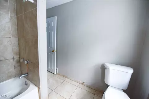 Bath - 657 Thayer St, Akron, OH 44310 photo 2 of 2