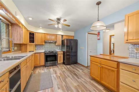 Kitchen - 43128 Albrecht Rd, Elyria, OH 44035 photo 2 of 3