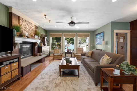 Living - 1815 Erie Ave, Lorain, OH 44052 photo 2 of 10