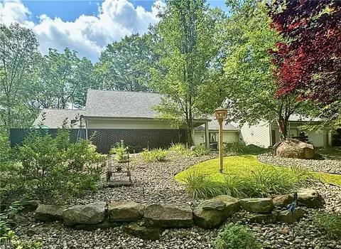 700 Hidden Valley Dr NE, Warren, OH 44484