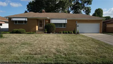 8050 Selwick Dr, Parma, OH 44129