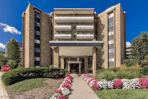2202 Acacia Park Dr #2502, Lyndhurst, OH 44124