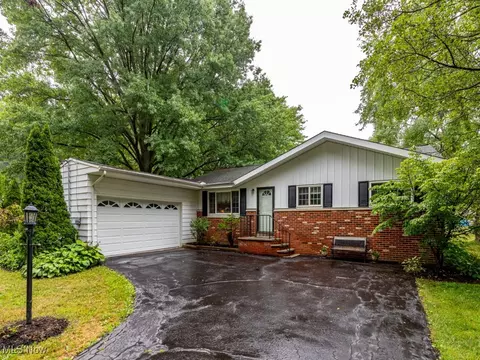 1410 Driftwood Ln, Macedonia, OH 44056