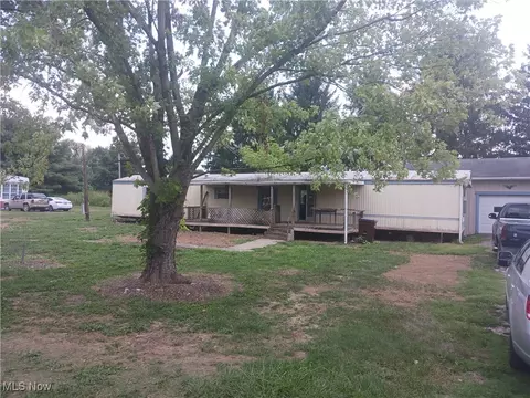 114 Elm St, Belpre, OH 45714