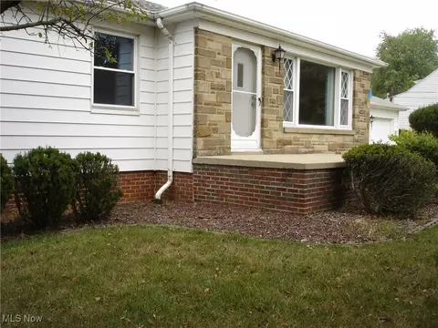 185 Hillside Rd, Seven Hills, OH 44131 photo 3