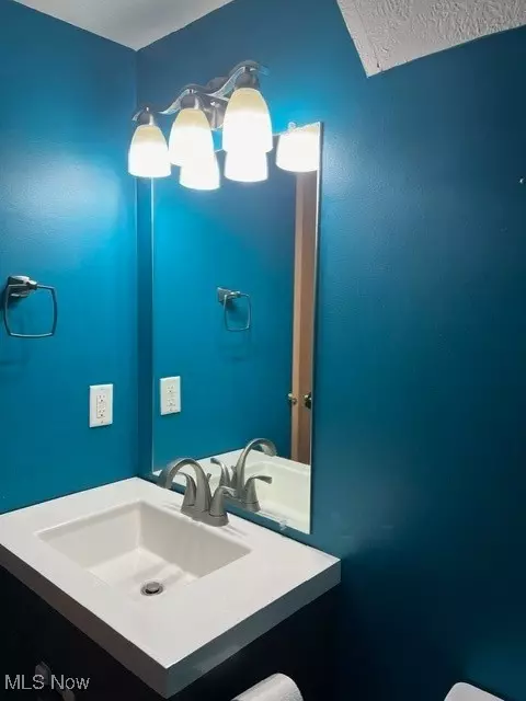Bath - 1917 NW Lakeside Ave NW #10C, Canton, OH 44708 photo 1 of 2