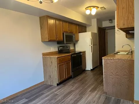 Kitchen - 1917 NW Lakeside Ave NW #10C, Canton, OH 44708 photo 2 of 2