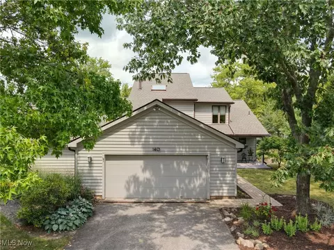 140 S Pintail Dr, Chagrin Falls, OH 44023