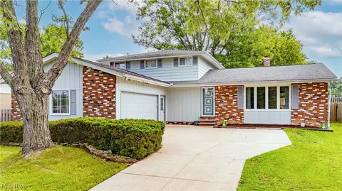 1109 Mulberry Ln, Brunswick, OH 44212
