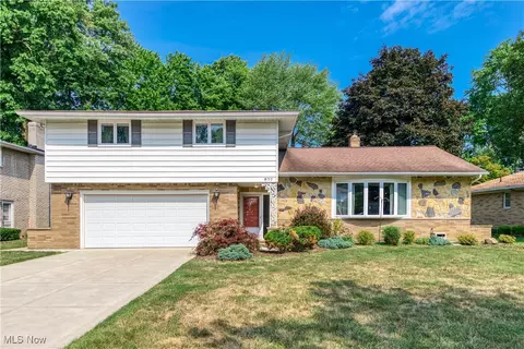 977 Meadview Dr, Seven Hills, OH 44131