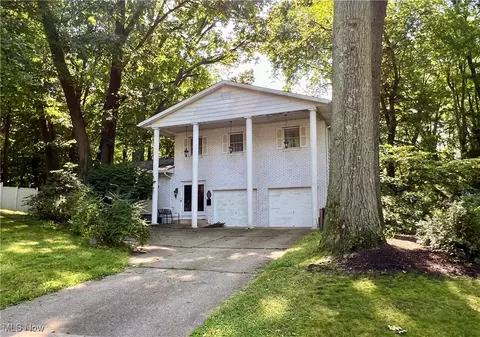 323 Burr Oak Dr, Kent, OH 44240