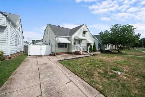 5618 Ackley Rd, Cleveland, OH 44129 photo 2